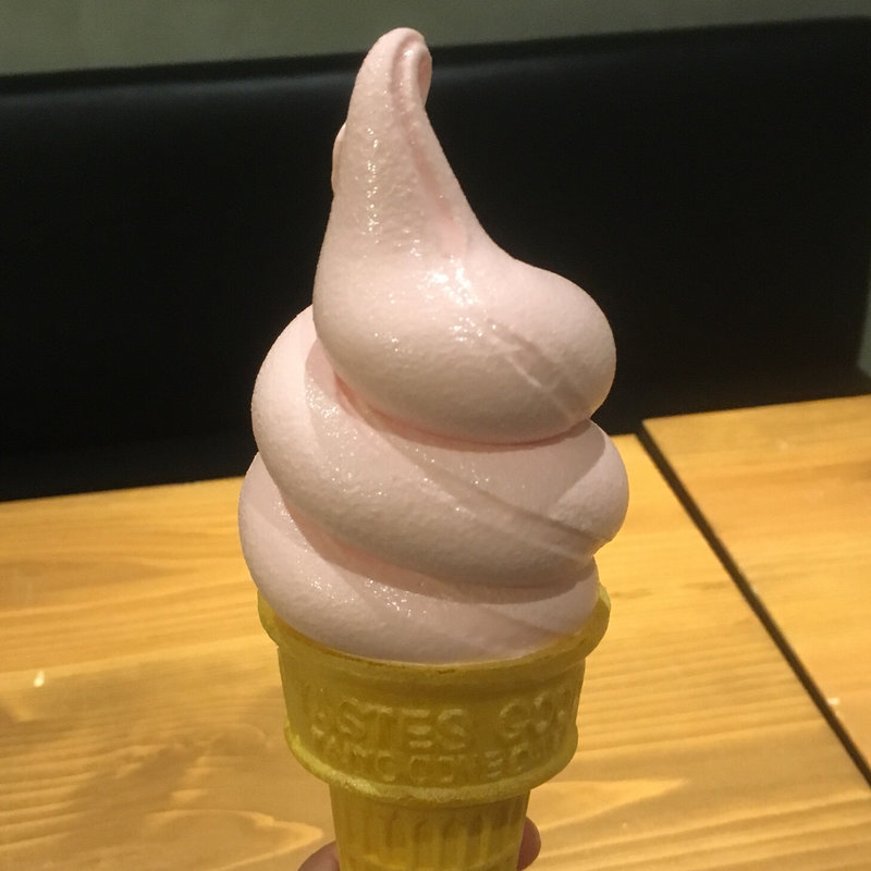 ソフトクリーム(ストロベリー)(大名ソフトクリーム 大名店)