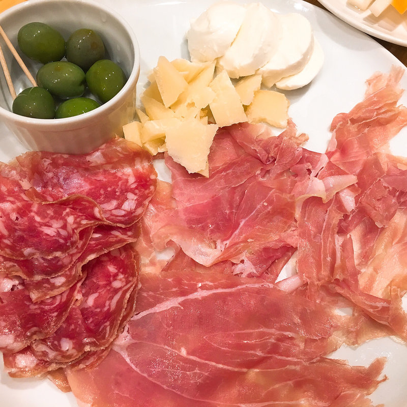 生ハム、サラミとチーズの盛り合わせ(Pizzeria ALLORO ピッツェリア アッローロ)