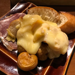 ラクレット焼きチーズがけアンデスポテトと生ハム(イタリアンバルワインと泡の店33)