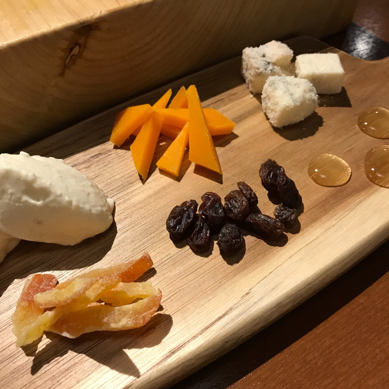 チーズの盛り合わせ(イタリアンバルワインと泡の店33)