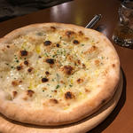 4種類のチーズピッツァはちみつ付き(イタリアンバルワインと泡の店33)