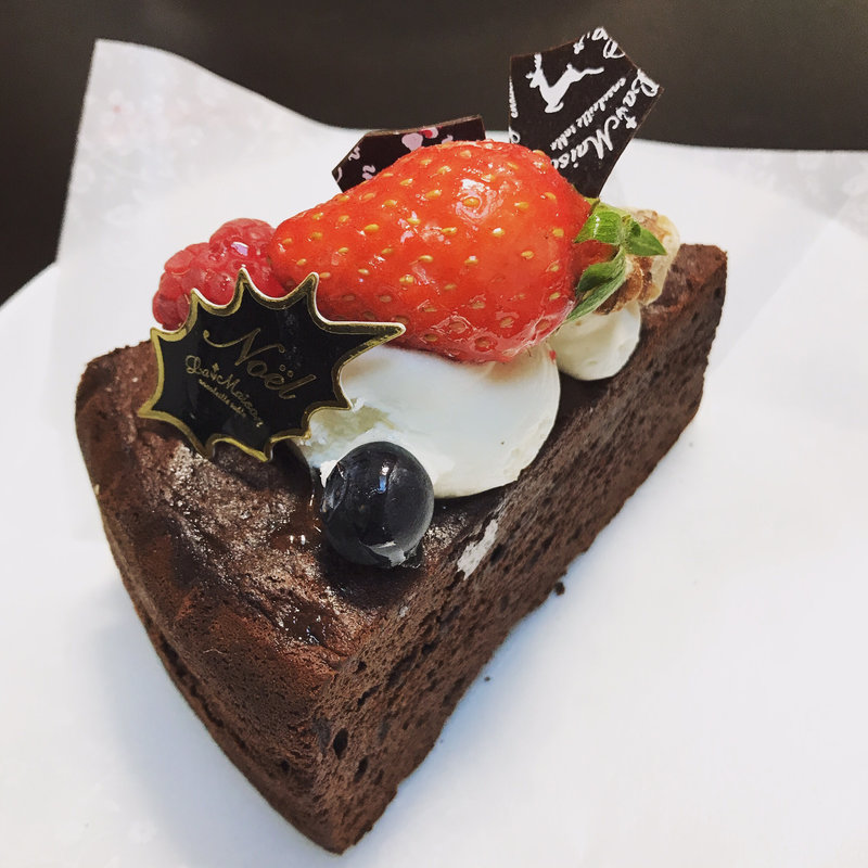 ベリーのガトーショコラ(ラ・メゾン アンソレイユターブル パティスリー ルミネ北千住店)