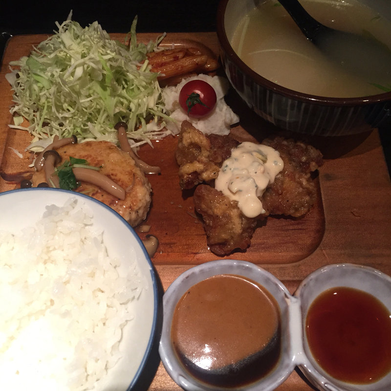 〈丸の内限定〉炭焼鶏ハンバーグとチキン南蛮(おでん かしみん)