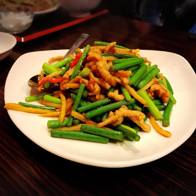 細切り豚肉とニンニクの芽炒め(ヴェルディ・ダイニングレストラン)