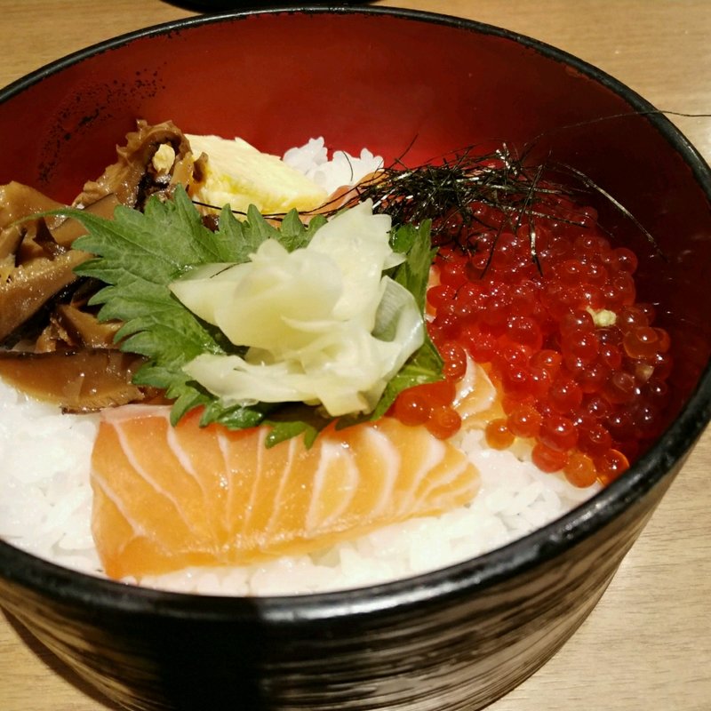 サーモン刺とイクラ丼(北海道バル 海 東京駅グランルーフ店)