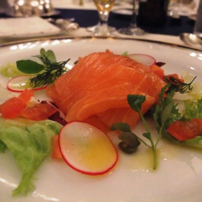 マリネサーモンとアボカドのセルクル仕立てフルーツドレッシングとケッパー＆サラダ(ホテルモントレ大阪)