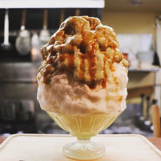 アボカド豆乳生キャラメルソースのかき氷(ブン ブン ブラウ カフェ ウィズ ビーハイヴ （Bum Bun BLau Cafe with BeeHive）)