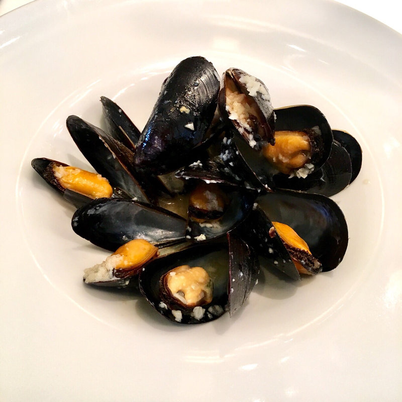 ムール貝の香草白ワイン蒸し(8TH SEA OYSTER Barミント神戸店)