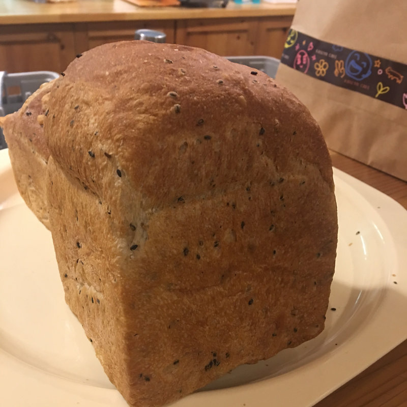 黒ゴマ食パン(かせやCAFE （カセヤカフェ）)