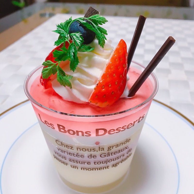 苺とバニラのパフェ(アールハッピー （Ｒ★Ｈａｐｐｙ）)