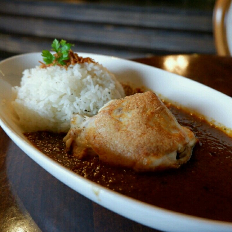 焼きモッツァレラのチキンカレー（サラダ・パン・ドリンク付）                                           (カフェ　クラウディブラウン )