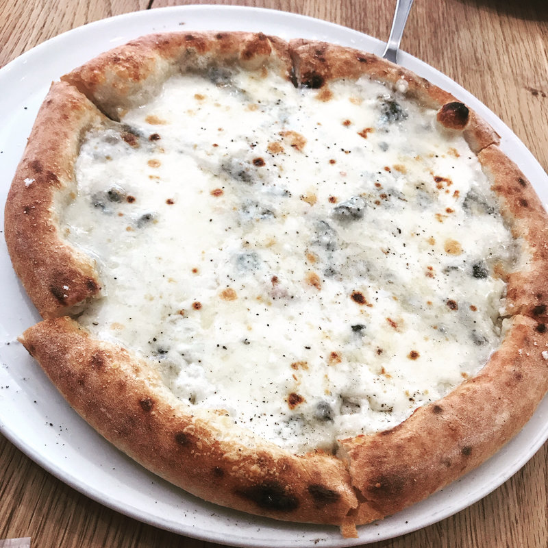 4種のチーズのピザ(ストマコ)