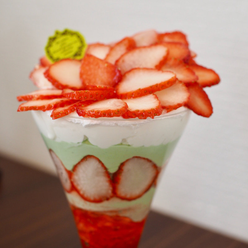 いちごとピスタチオのフラワーパフェ(トルクーヘン)