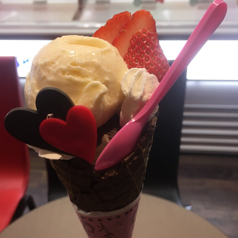 フレッシュストロベリーサンデー ココアワッフルサンデー ポップダブル(サーティワンアイスクリーム 福岡高取店)