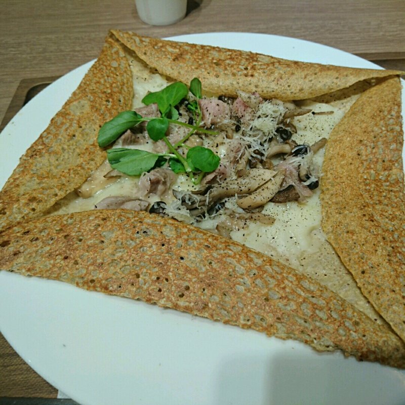 イベリコ豚のコンフィと茸のガレット(Sucre)