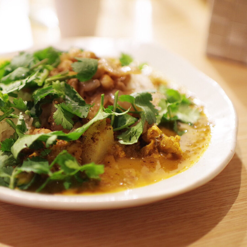 ポークカレーとチキンカレーのあいがけ、ジャスミンライス、パクチー増量(curry phakchi(パクチー))