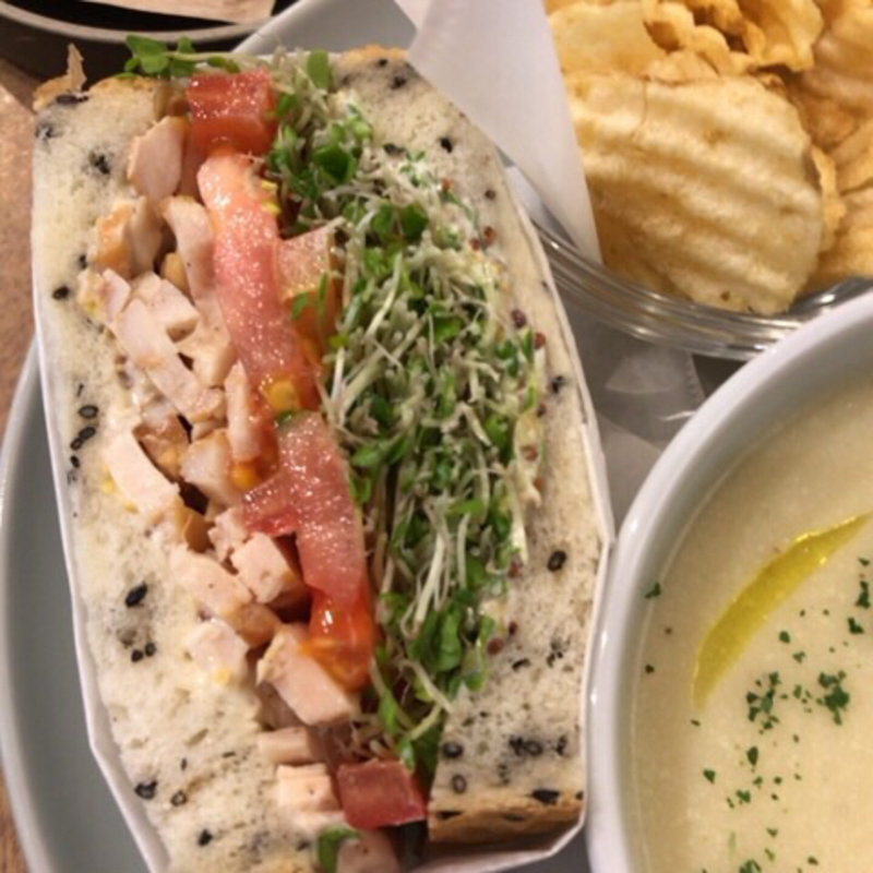 スモークチキンのサンドイッチ(CAMERA)