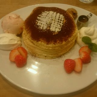 ティラミスパンケーキ～マーブル苺アイス添え～(パンケーキママカフェ VoiVoi （ヴォイヴォイ）)
