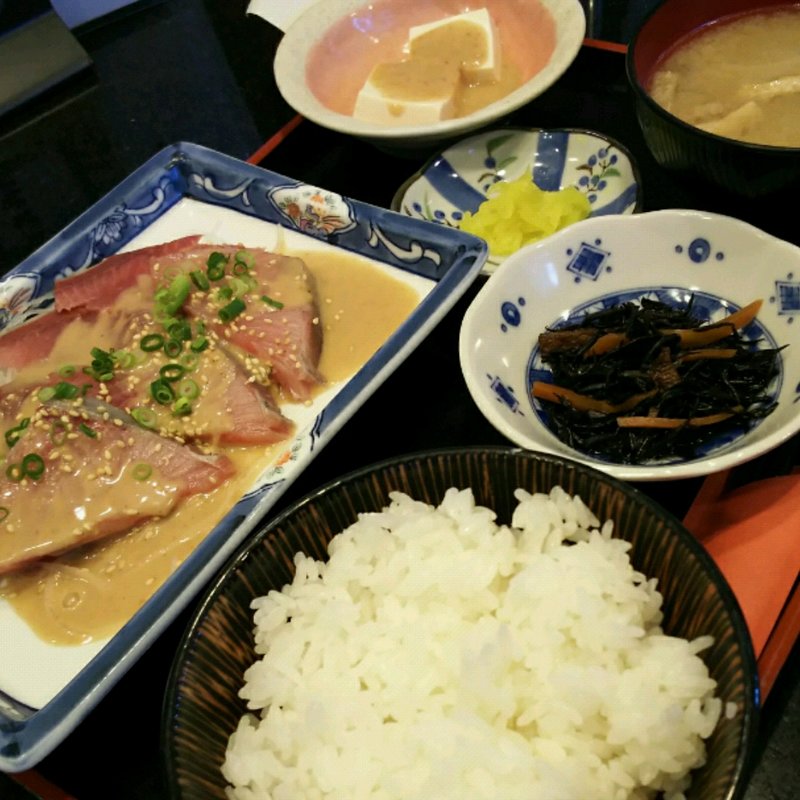 地魚の漬けごまだれ定食(まぐろ料理 まんや)