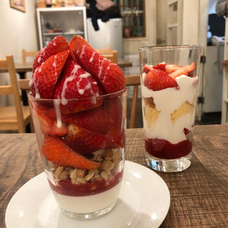 苺の2段パフェ(All Day Dining Hikari)