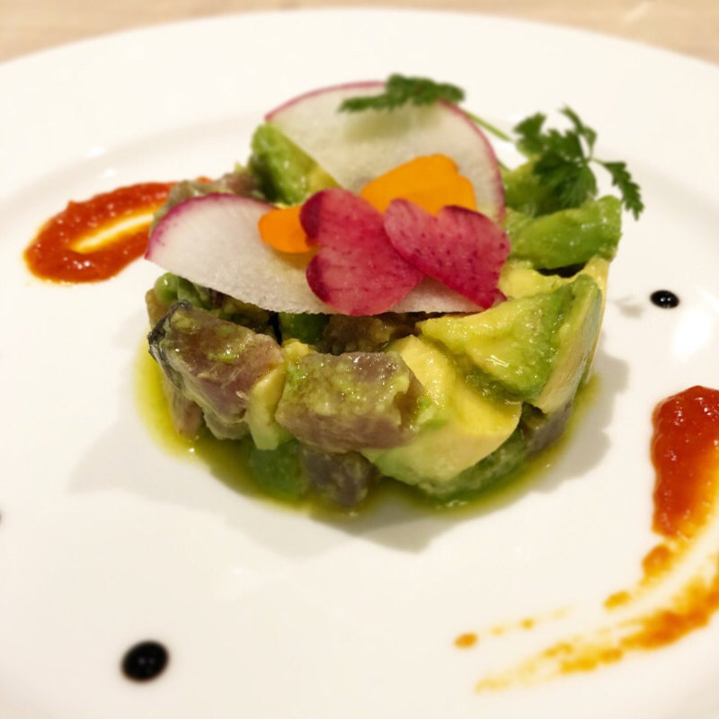 アボカドと本日の魚介のタルタル(ワインのための煮込み料理研究所NIKOLABO)