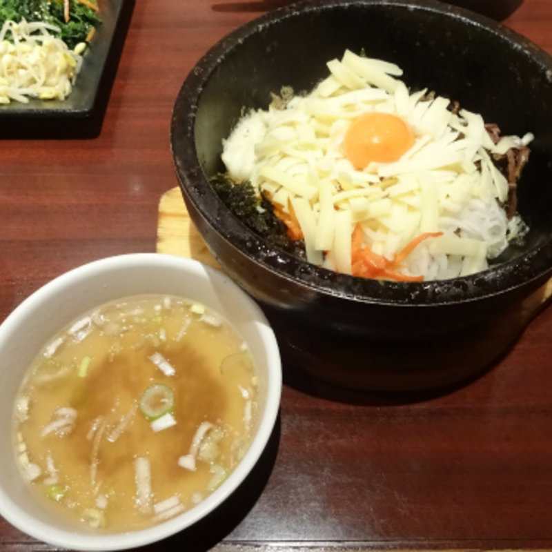 石焼チーズビビンバ(吾照里(オジョリ) 横浜ポルタ店)