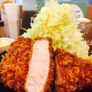 嬉嬉豚ロースとんかつ定食(嬉嬉豚とんかつ 君に揚げる)