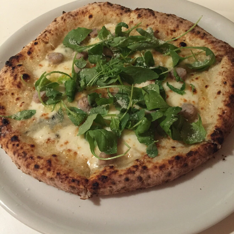 クアトロ・フォルマッジ サルシッチャ＋ルッコラ(シシリヤ)