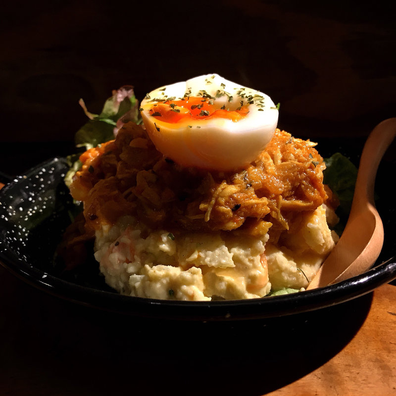 スパイスチキンカレーのポテトサラダ(いか玉焼と串カツ マハカラ)