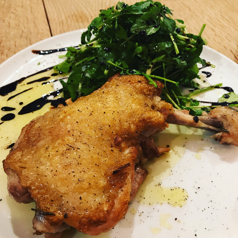 美桜鶏骨付きもものローストとクレソンのサラダ(ストマコ)