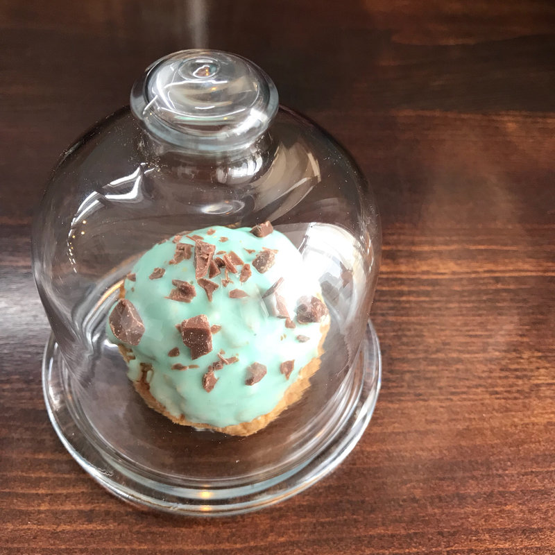 チョコミントシュークリーム(ごはんカフェ ラクエ)