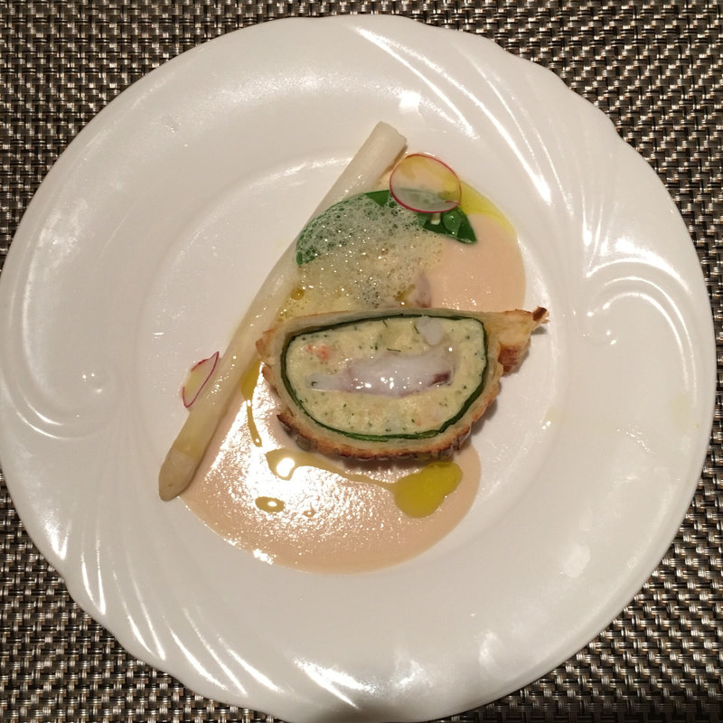 ホワイトアスパラガスと魚のパイ包み(ブラッスリー ハルナ （HARUNA brasserie）)