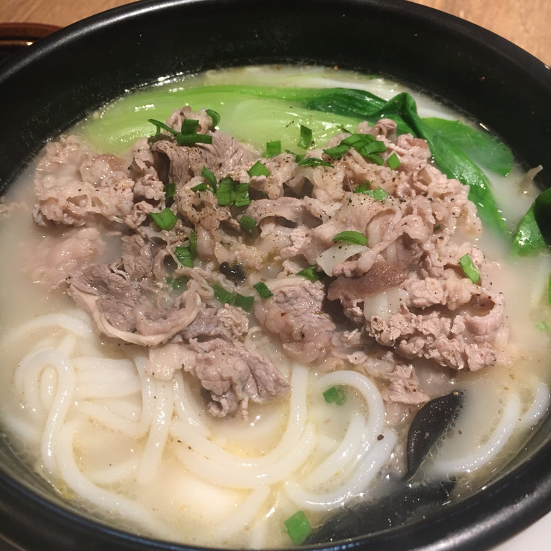 土鍋牛肉小麺(中国雲南省過橋米線専門店 万宝米線)