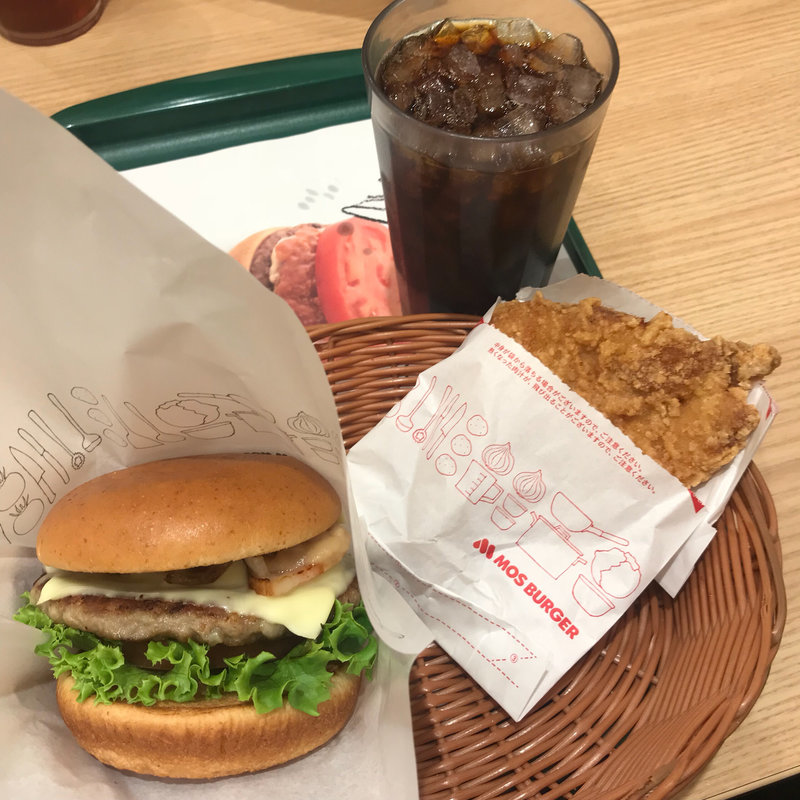 とびきりハンバーグサンド＜薫るベーコン＆クリーミーポテト＞スライスチーズ入りモスチキンセット(モスバーガー秋津店)