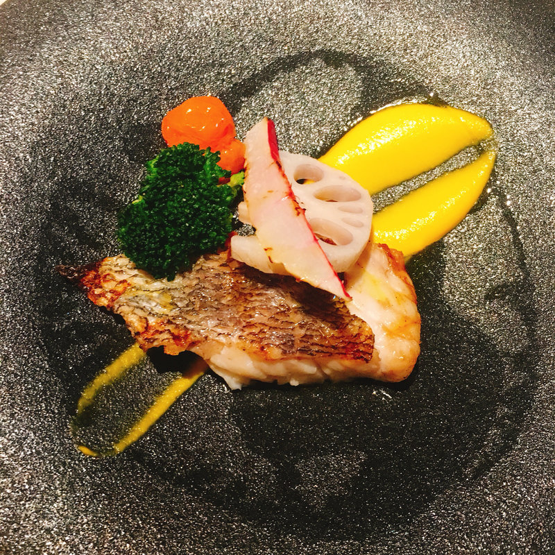 スズキのグリル 三浦人参のピュレとブラッドオレンジオイル(Dining&Bar TABLE9TOKYO)