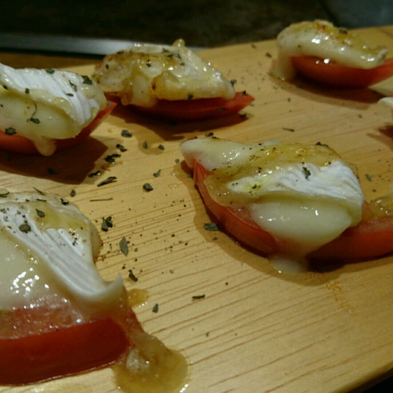 トマトと焼カマンベールdeカプレーゼ(お好み 吉田)