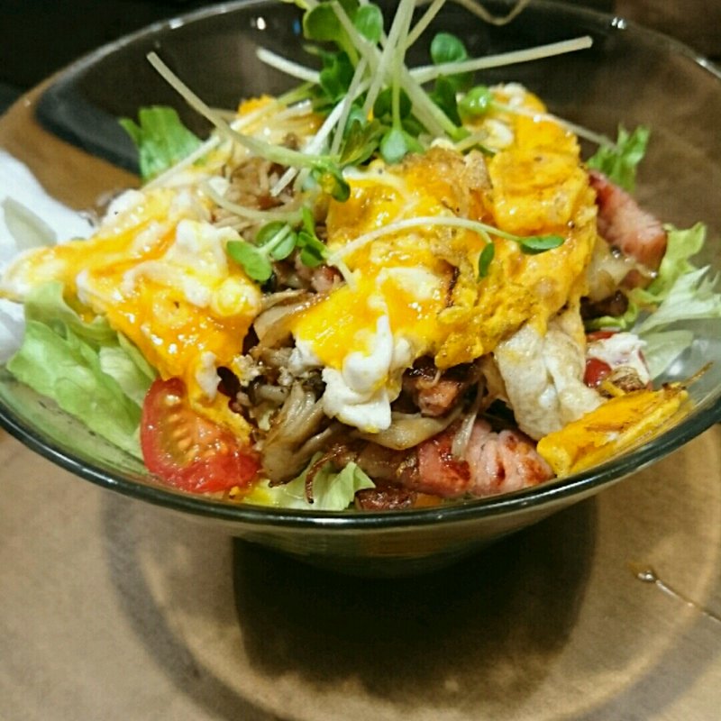 厚切りベーコンと半熟たまごのサラダ(お好み 吉田)