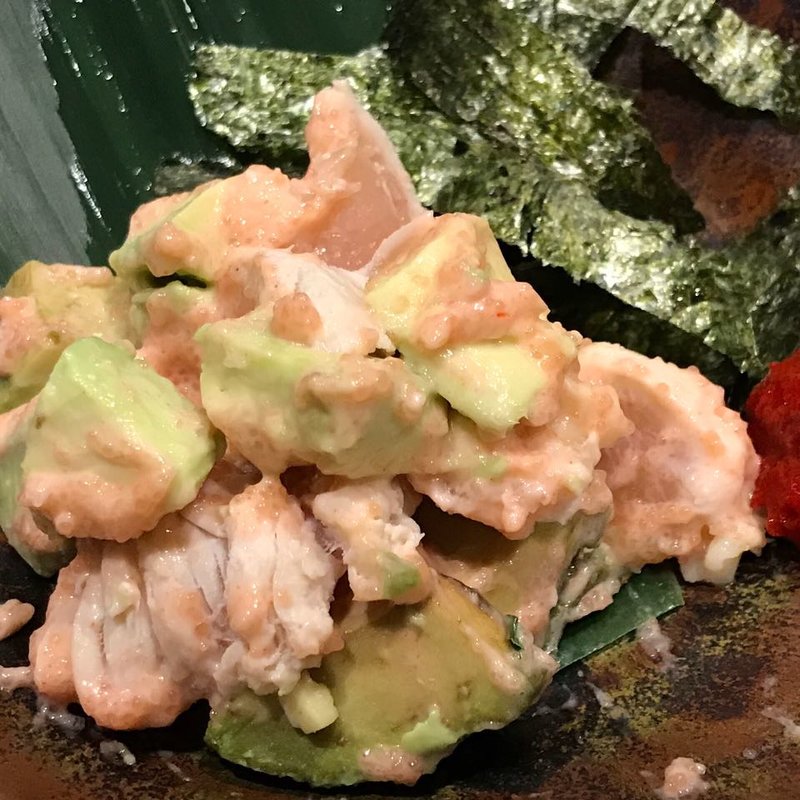 地鶏ささみとアボカドの明太マヨ和え(山内農場 なんば千日前店)