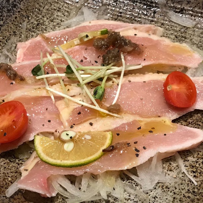 地鶏むね叩きとアンチョビのカルパッチョ(山内農場 なんば千日前店)