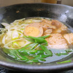 自家製もみじ豚　ぷるんぷるん煮豚と白葱　味玉添えうどん(つるのおんがえし )
