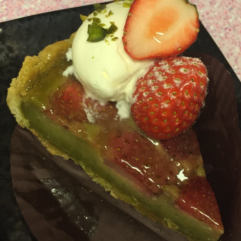 苺とピスタチオのタルト(パティスリー ビヤンネートル｜BIEN-ETRE PATISSERIE)