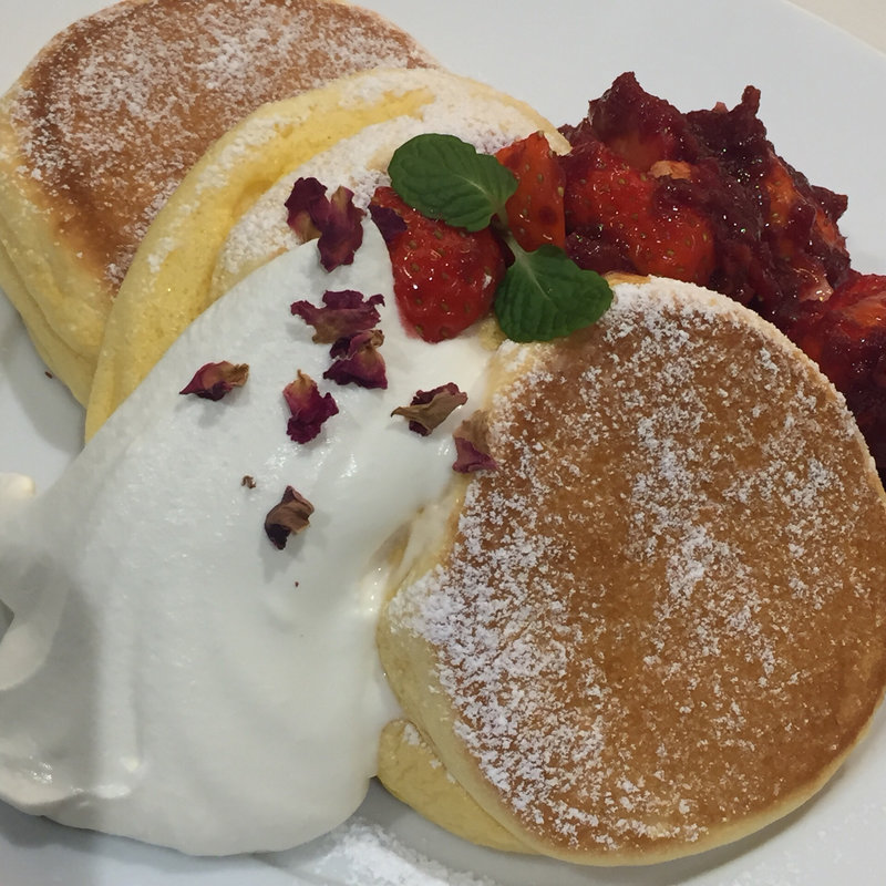 苺と薔薇のパンケーキ(幸せのパンケーキ 銀座店)