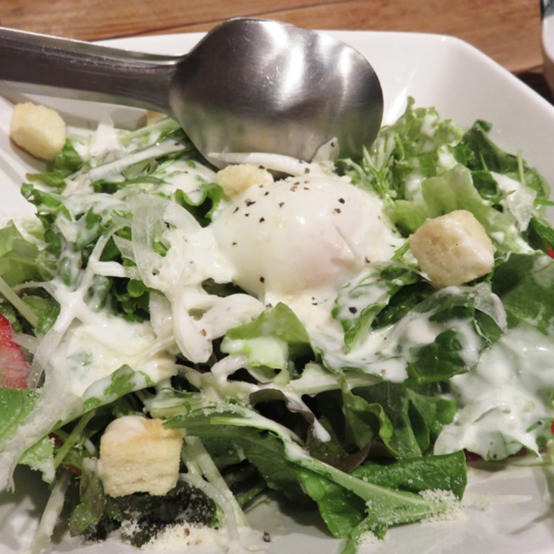 温玉シーザーサラダ(元気が出る居酒屋よだれ屋)