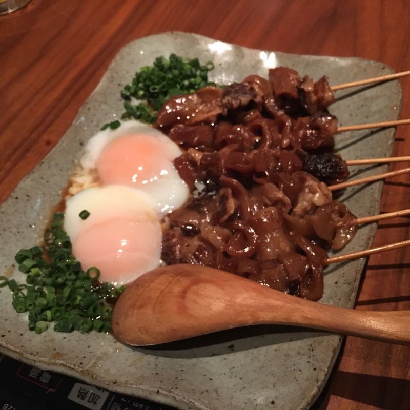 牛すじ串(温玉添え) 3本(もつ処 煌梨 目黒店)