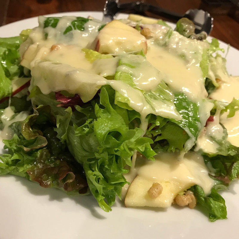 リンゴと野菜のサラダ 温かいチーズのソースがけ(LEGAME)