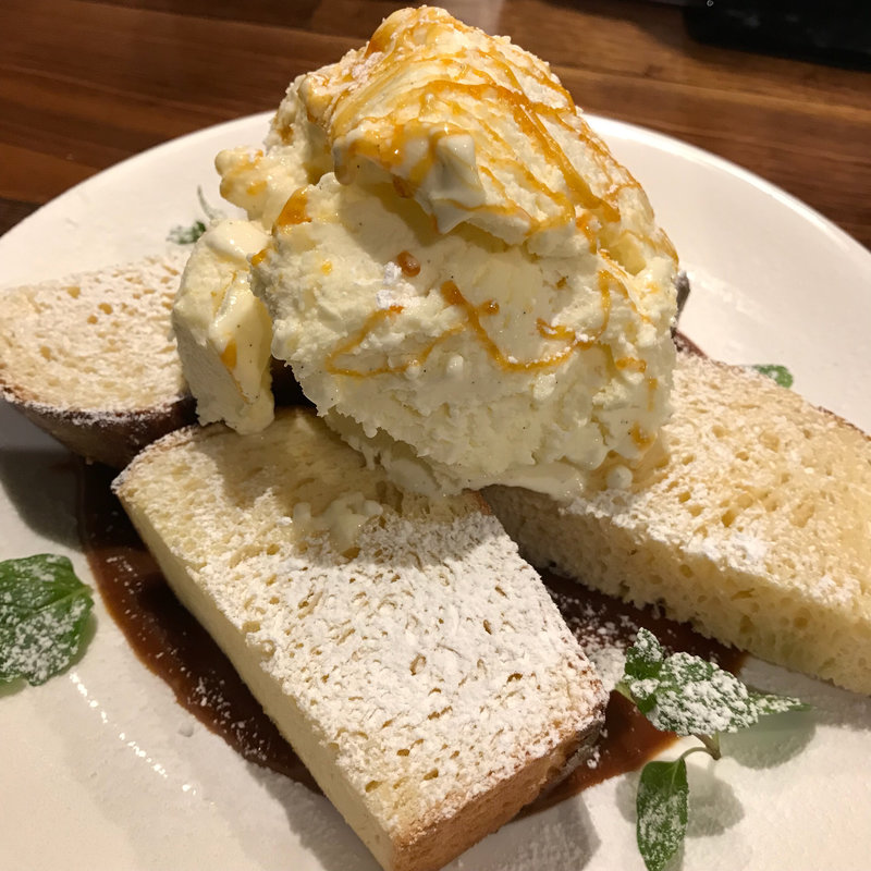 自家製ブリオッシュのジェラート添え(LEGAME)