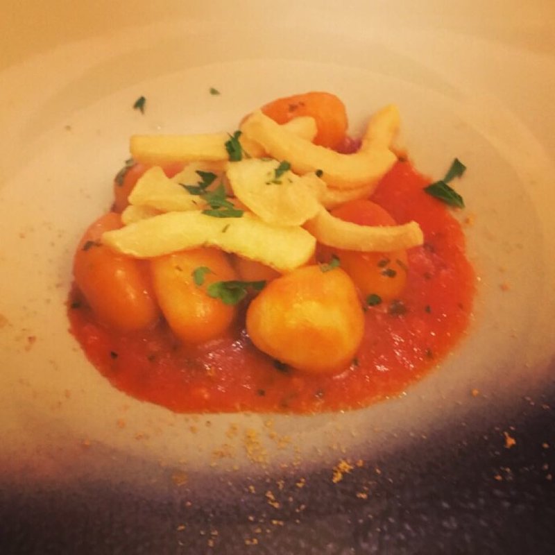 じゃがいものニョッキトマトとバジルのソース 剣先イカのフリットとボッタルガ添え(Bruno del vino （ブルーノ デル ヴィーノ）)