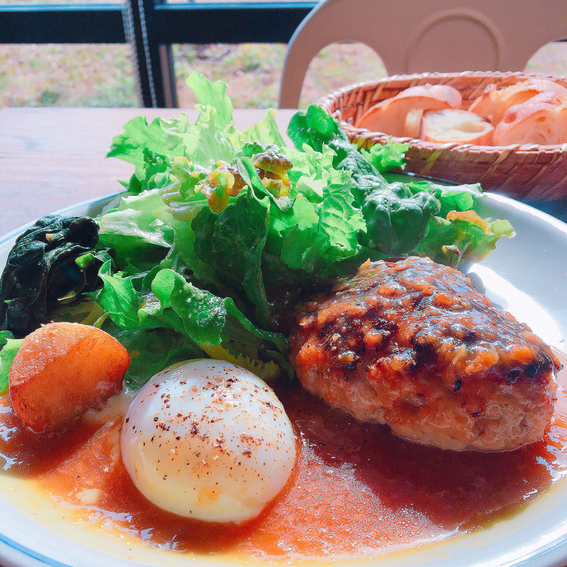 手ごねハンバーグ 温玉添え りんごと生姜のソース(IN THE GREEN)