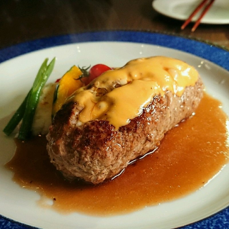 モッツァレラとチェダーのWチーズハンバーグ