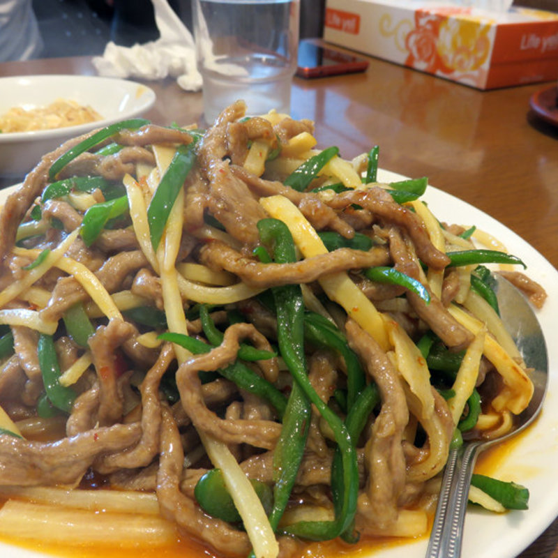 青椒牛肉絲(成龍萬寿山 上海ラーメン本店)